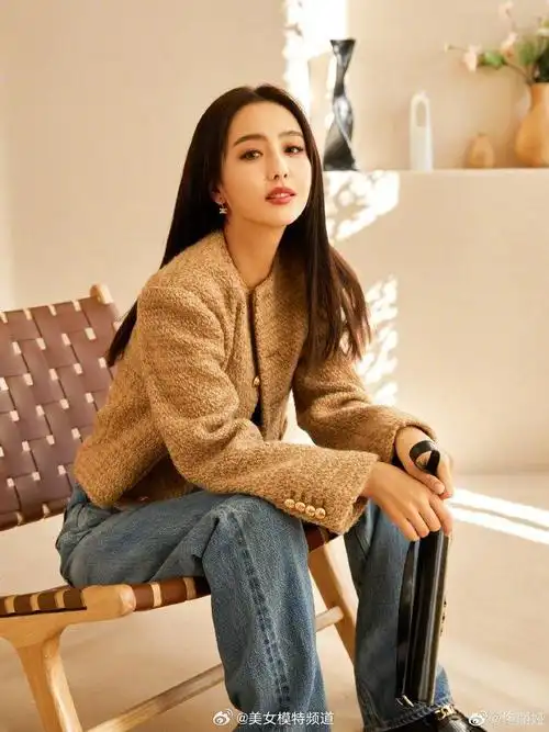 佟丽娅穿小香风外套搭阔腿牛仔裤 黑长直发型精致迷人