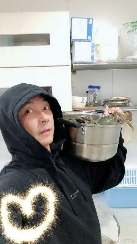 张卫健端大闸蟹自拍网友这哪里像五十多岁的人啊