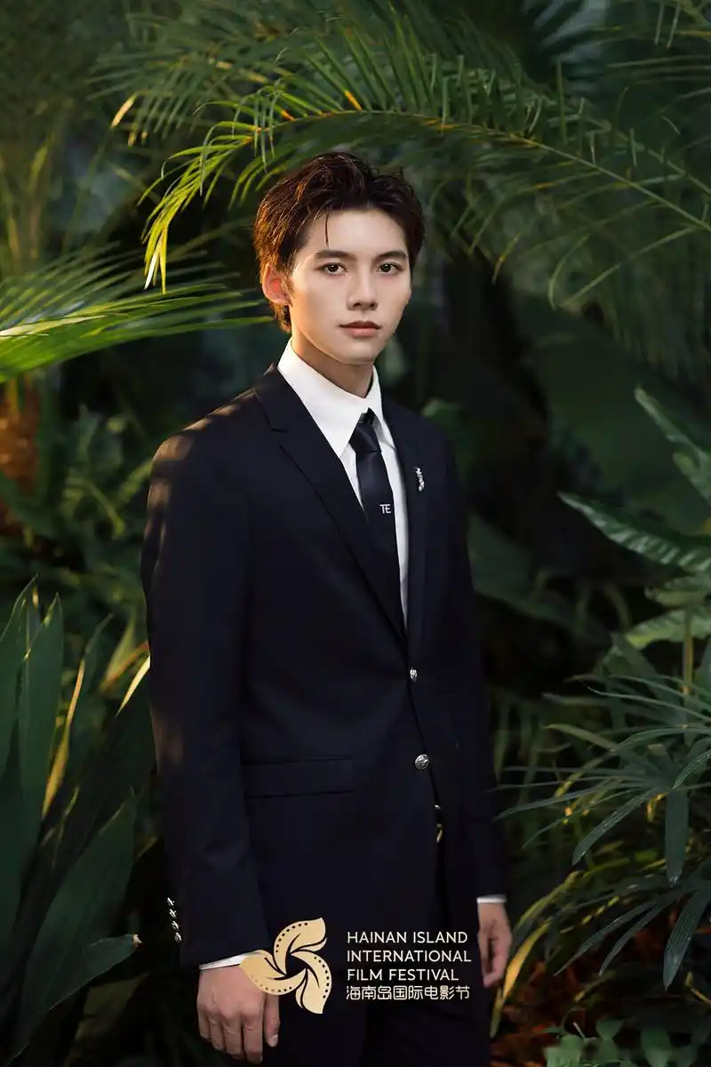 【芳草悠悠·繁星灼灼】第二届海南岛国际电影节嘉宾写真:邓超元