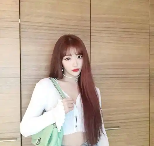 孔雪儿不愧是颜值担当,露脐针织衫内搭黑色抹身材,高挑的身材绝了