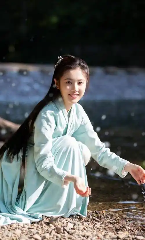 《暮白首》"容婳"美照分享,鬼马精灵惹人爱,就是发型太单一了_张慧雯