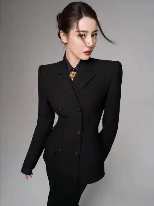 迪丽热巴身着质感黑色西装利落有型精致干练明艳动人
