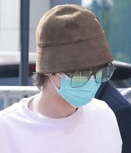 组图:精致boy!华晨宇上班路上戴着口罩敷面膜