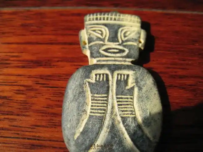 两件凌家滩风格的玉人