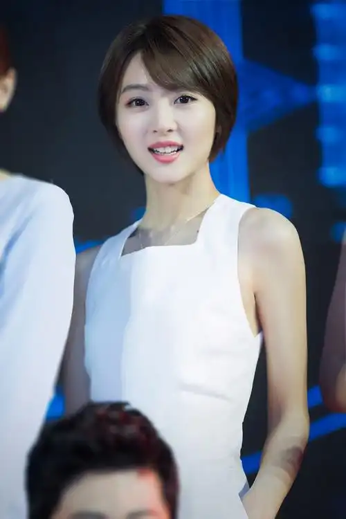 秦鸣悦出席《风暴舞》开机发布会 现场爆料角色"玛雅"关键词