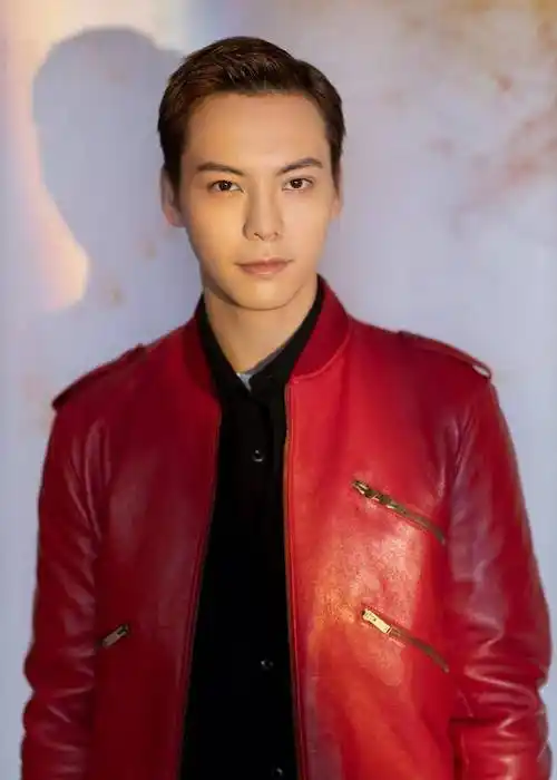 组图:陈伟霆红色皮衣夹克干练帅气背头大展利落率性魅力_娱乐_春晚