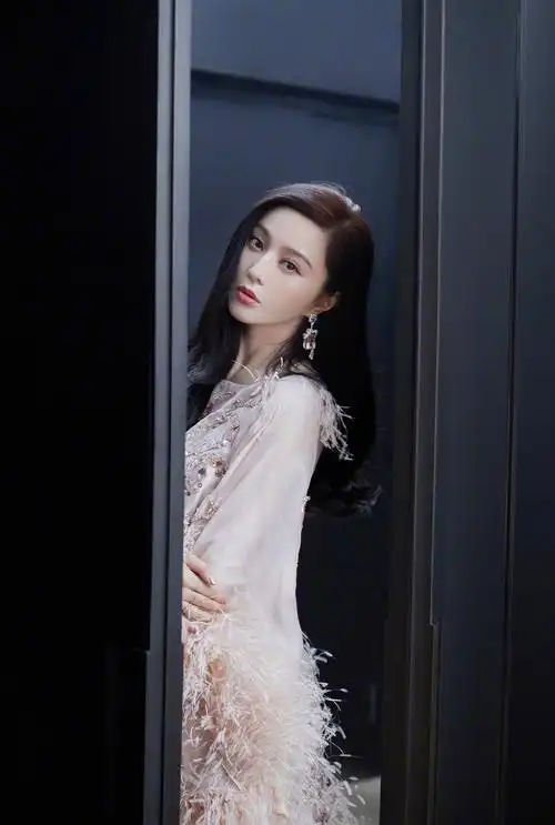 1月6日出席 的@范冰冰 ,身穿的是ralph&russo 2019春夏高定礼服