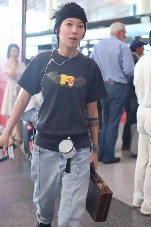 窦靖童不算很矮!可她穿的裤子都撑不起来,裤脚都堆了好几层!