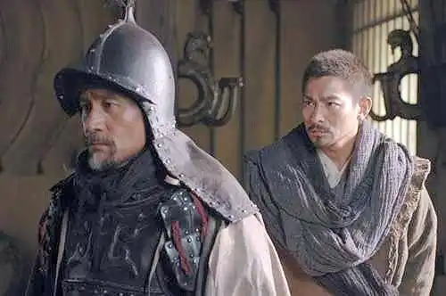 安圣基(左)和刘德华在《墨攻》片中有多场对手戏