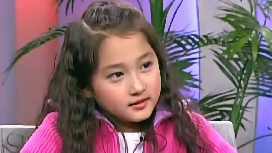 关晓彤讲述自己的经历童年有挨揍阴影原来小时候就这么调皮