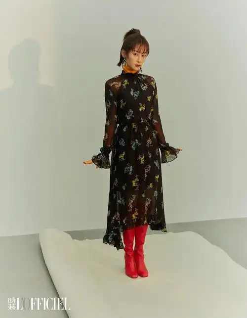 杨紫封面大片来袭,多套look展现不羁与柔美的双重气质!