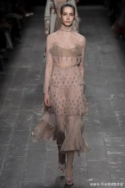 valentino绣有珠宝和水晶的裸色纱裙变幻多端,通透得娇而不媚