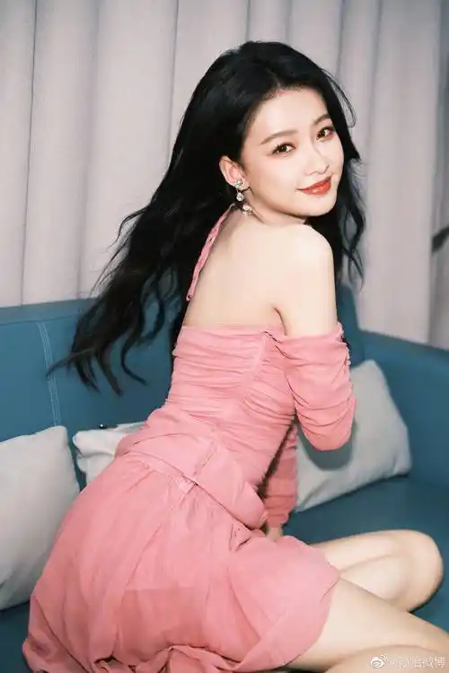 孙怡粉色露肩毛短裙秀美腿单手比耶俏皮可爱