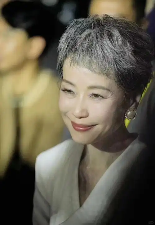 剪短发的张小斐气质再一次帅爆了,老公不是性别而是一种感觉,懂?