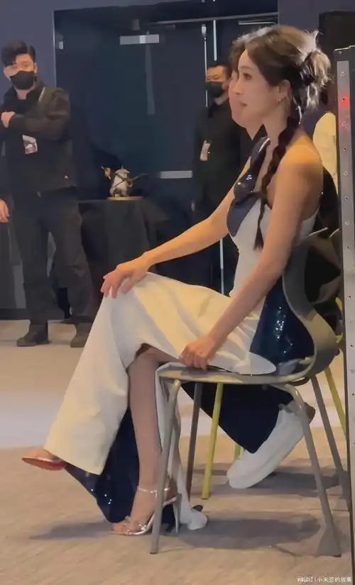 杨幂后台直拍流出,乖巧坐姿成焦点,网友:班花级女神!|长裙|白皙|娱乐