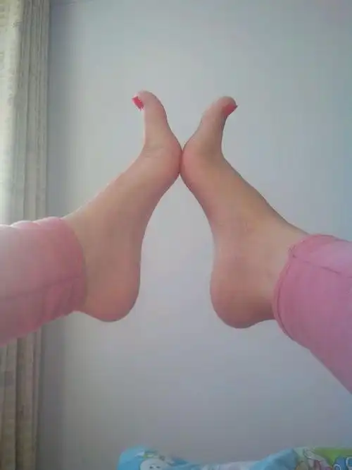 周末无聊自拍一下美脚丫!