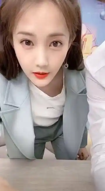 原创李一桐太圈粉被美颜的自己吓到没有明星架子自我吐槽太搞笑