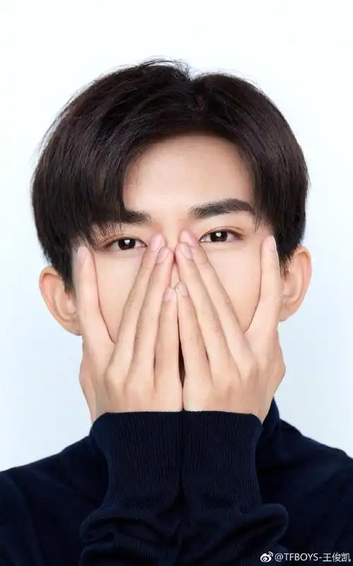 今天是易烊千玺的生日,已经18岁了,是个成年人,tfboys全员成年!