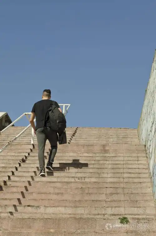 阳光明媚的一天年轻人在海滩上散步