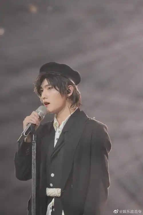 杨洋双十一晚会长发造型惊艳,帅气逼人