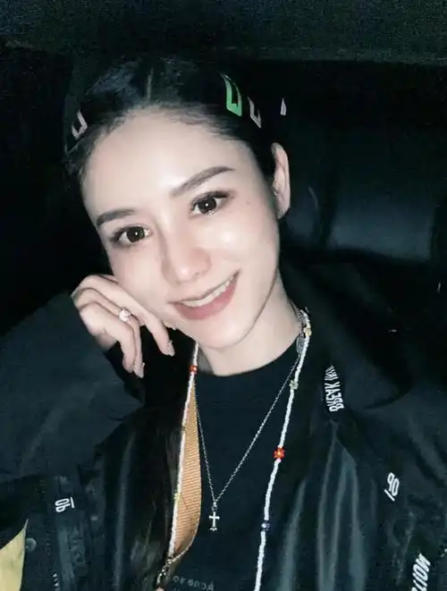 张馨月晒美照"装嫩",鸽子蛋钻戒出镜率超高,林峯真的太宠妻了 - 娱乐