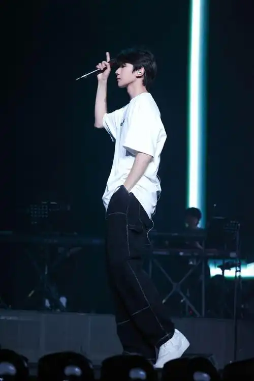 王源有多爱穿白t