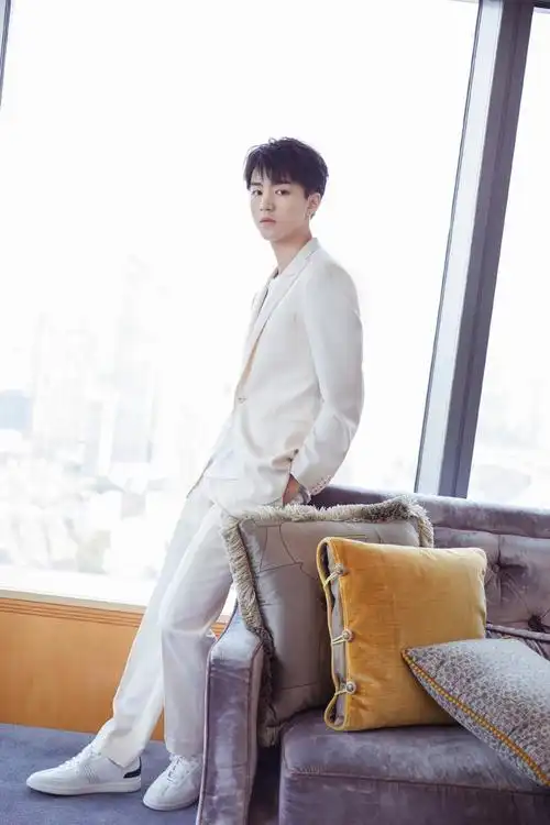 王俊凯白西装搭白鞋儒雅温柔 纯白look王子范十足