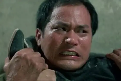 他当过上校,踢伤女演员,演技功夫不输成龙,却选择退出演艺圈