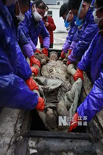 泰州古墓挖出不腐女尸五官完好皮肤有弹性