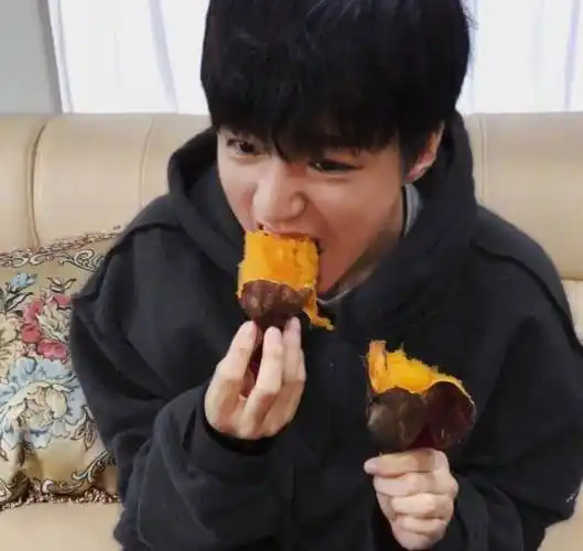 原创王俊凯晒自拍腿毛抢镜大热天穿毛衣看到上面的字瞬间懂了