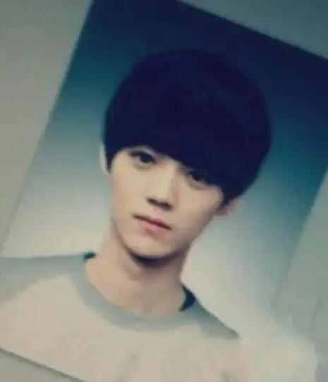 鹿晗中学照片曝光,网友感叹:难怪董子健比不过.