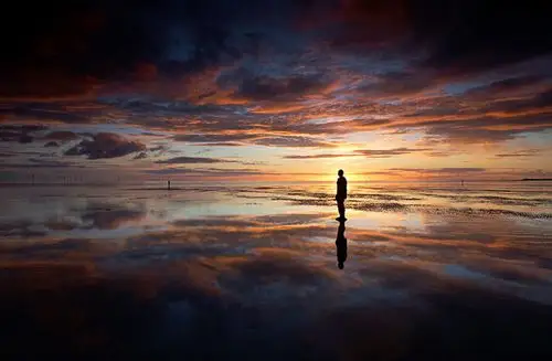 那些深夜里被孤独倾轧的人