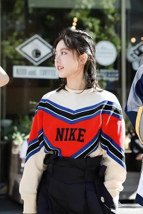 赵今麦这次的照片,和她平时的形象完全不一样,难道是想突破自己的风格