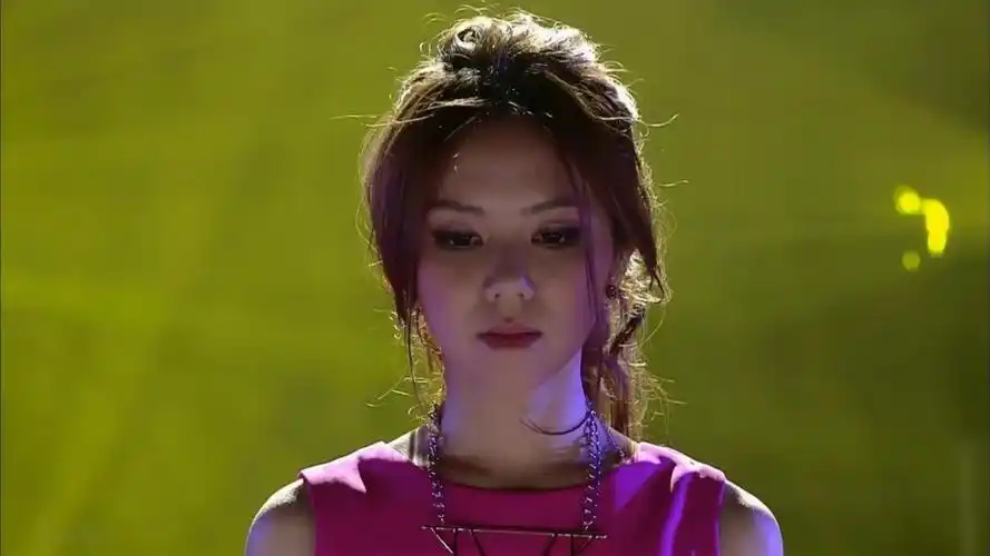 《我是歌手》邓紫棋致敬beyond演唱《喜欢你》这首歌翻唱得很成功