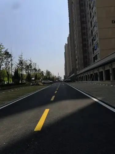 小区外部刚铺好的沥青路,舒适
