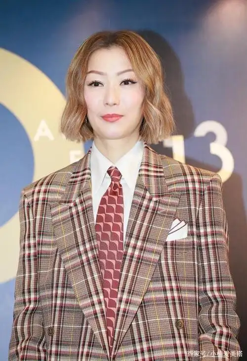 郑秀文也太懂搭配了,一身咖色格子西服好中性啊,妆容精致真干练