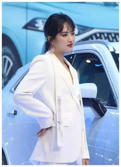 华为公主姚安娜跨界演艺首秀,引发热议!_梦想_冰场_道路