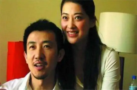 梅婷养他6年,李小冉为他堕胎2次,现在他55岁娶小15岁娇妻好幸福