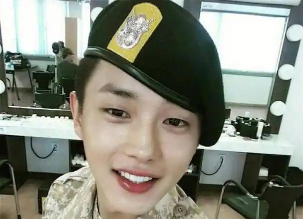 性感boss金玟锡令女性粉丝们拜倒在他的"巧克力腹肌"下_孙旻浩_生活