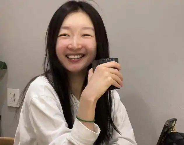 周冬雨现身新加坡获粉丝热情簇拥合照拍照身高引发热议