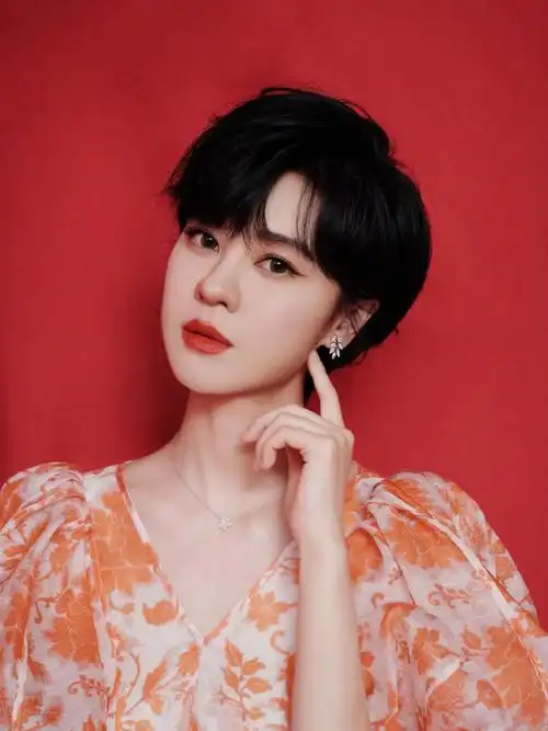 郁可唯获最佳女歌手奖项_腾讯新闻