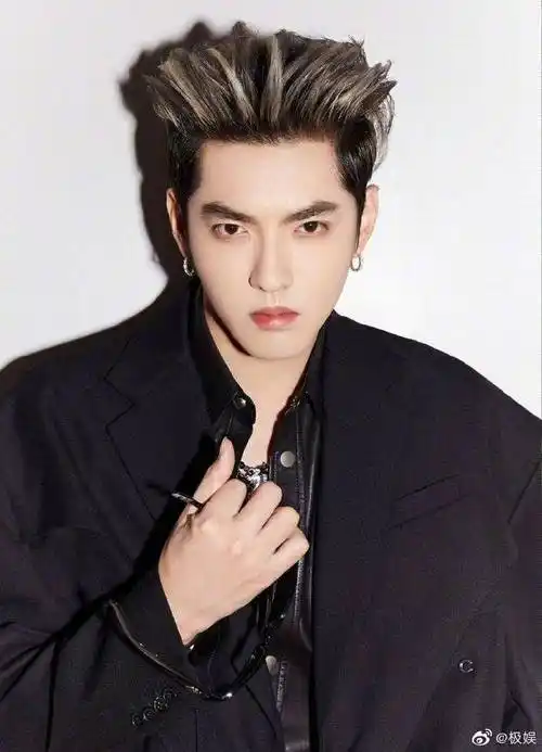 吴亦凡赛博朋克风造型