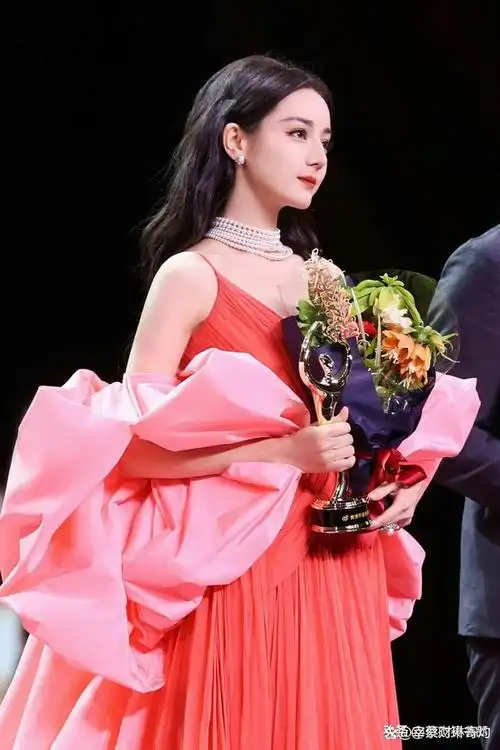 尼格买提新疆家中尽显华贵妹妹美貌惊艳竟比迪丽热巴还美