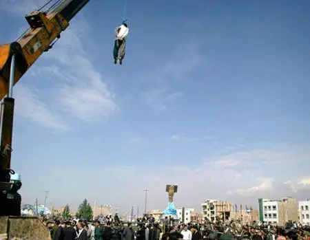 组图:伊朗当众绞死残杀数十名儿童妇女的恶魔