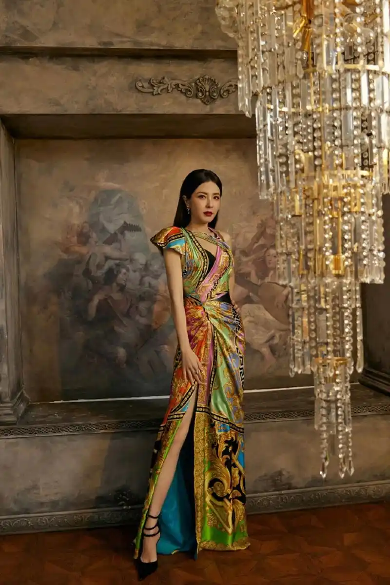 曾黎这套礼服展现出了什么叫五彩斑斓的美