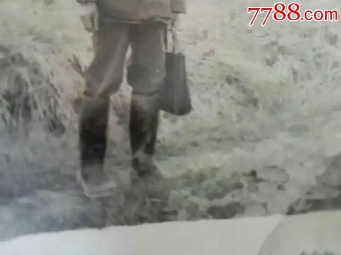 穿着深筒橡胶雨鞋的老干部,这种雨鞋现在不多见了