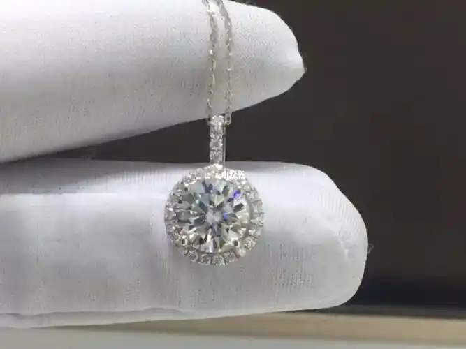 18k白金2克拉圆包莫桑钻吊坠