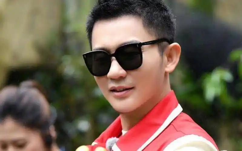 《跑男》李晨迷惑行为:让工作人员摸油锅,有谁注意蔡徐坤表情?