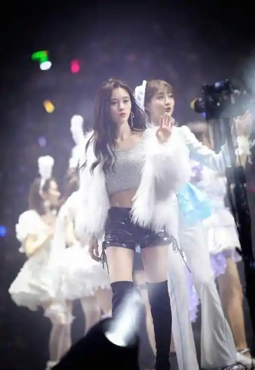 原创别再说鞠婧祎身高只有159看到她穿白色长袜照片全网都沸腾了