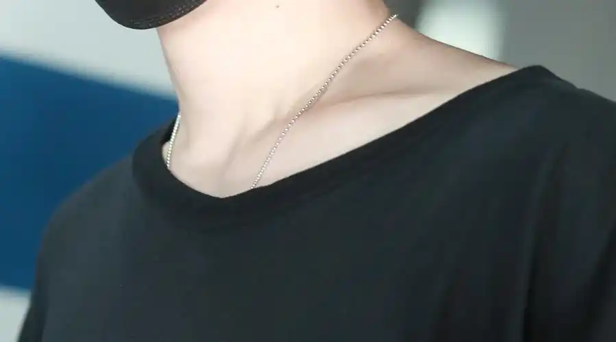 下班啦 真的好干净的男孩子 锁骨真漂亮